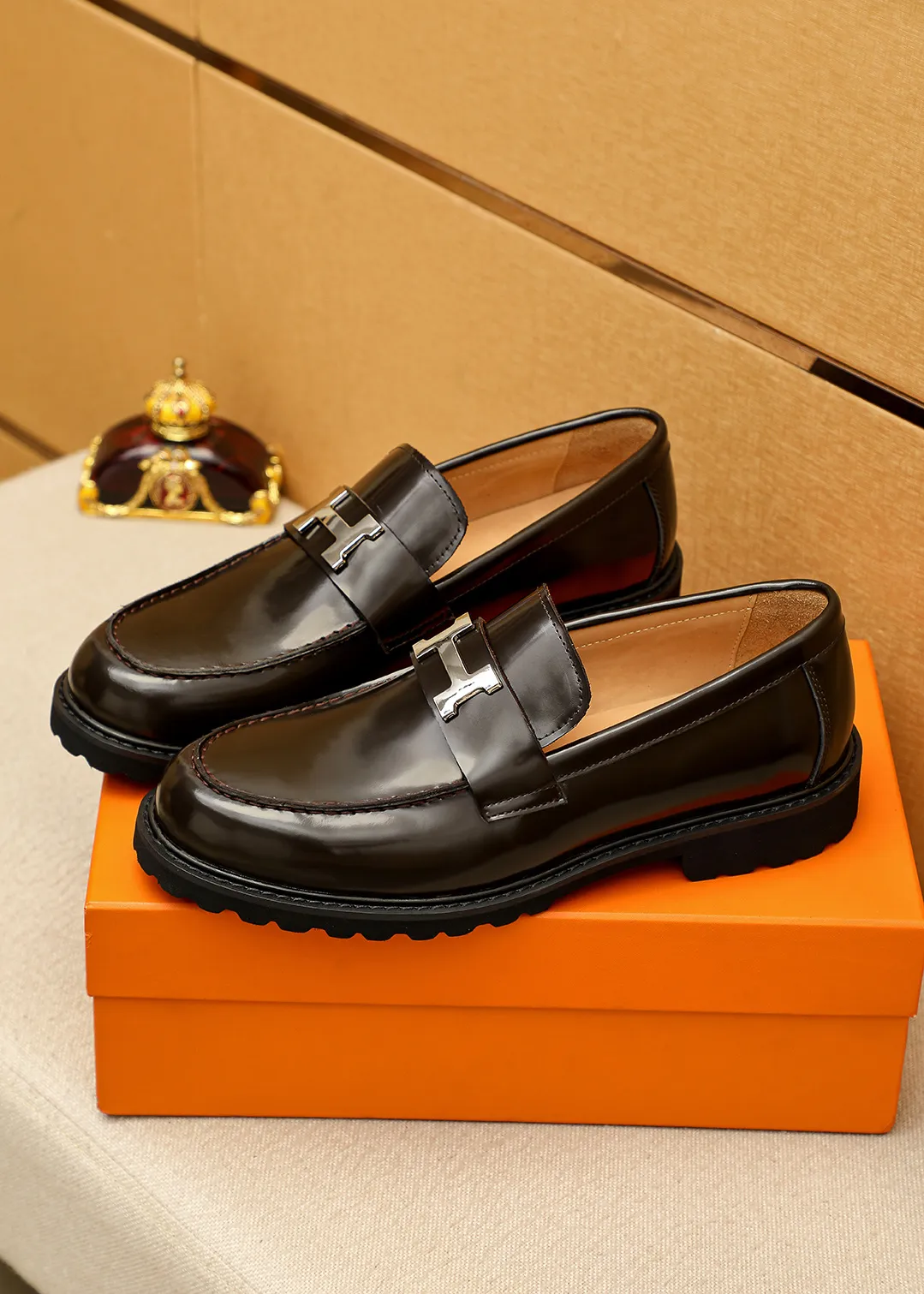 Men's shoes 💰460 💐 Product trademark: HERMES "Hermès" casual leather shoes Regular size: 38-44 (45.46🉑️customized) Product materials: Selected imported first-layer open-edge beaded cowhide leather upper + luxury hardware buckle, imported water-dyed 🐂 cowhide lining. Strong three-dimensional visual effect, original outsole Color: 4⃣️colors available